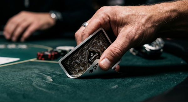100% industrial PVC poker card showing extreme memory rebound and no creasing when bent by a player.